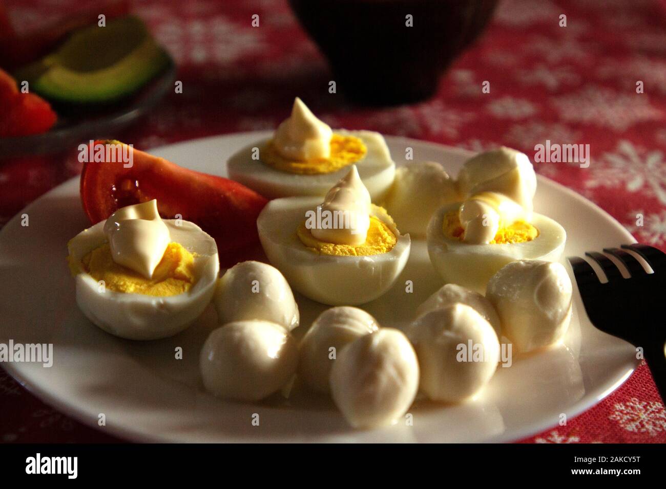 Cetogï¿½ica saludable desayuno. Ceto low-carb huevos cocidos con mayonesa casera y mozzarella. La mejor dieta para el cerebro. Foto de stock