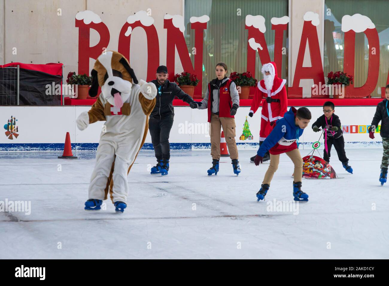 Benidorm, España - Diciembre 25, 2019: la gente divirtiéndose en la pista de  patinaje sobre hielo. Ciudad de Navidad tradicional en Benidorm, España  Fotografía de stock - Alamy