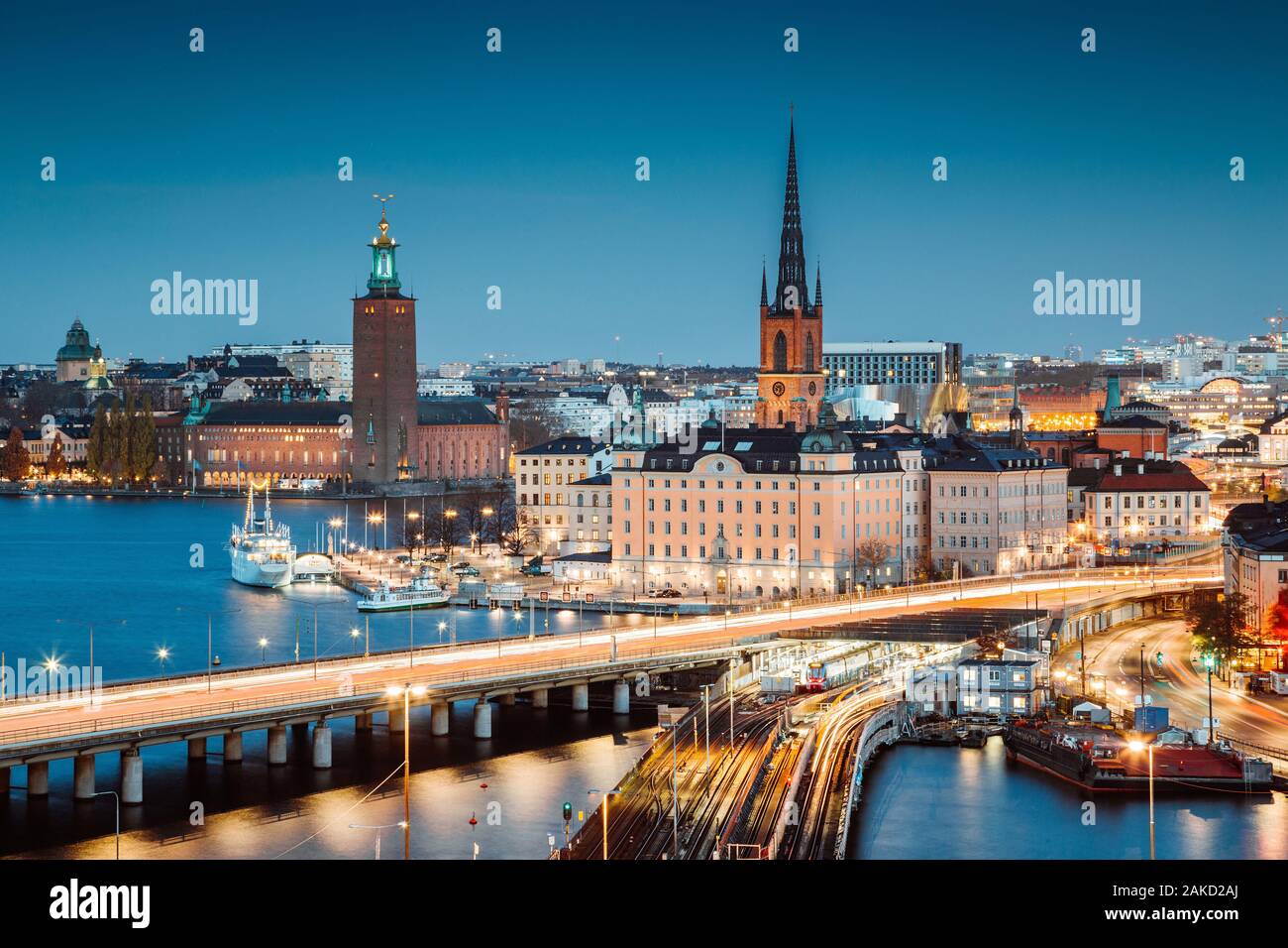 Vista panorámica del centro de Estocolmo con la famosa Riddarholmen en Gamla Stan en el hermoso crepúsculo, Sodermalm, Estocolmo, Suecia Foto de stock