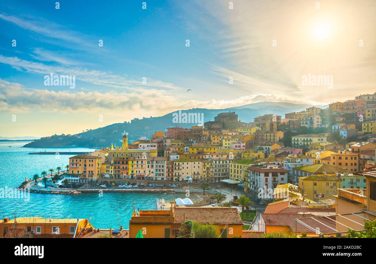 Porto Santo Stefano village, la iglesia y el castillo vista aérea, destino turístico italiano. Monte Argentario, Toscana, Italia. Foto de stock