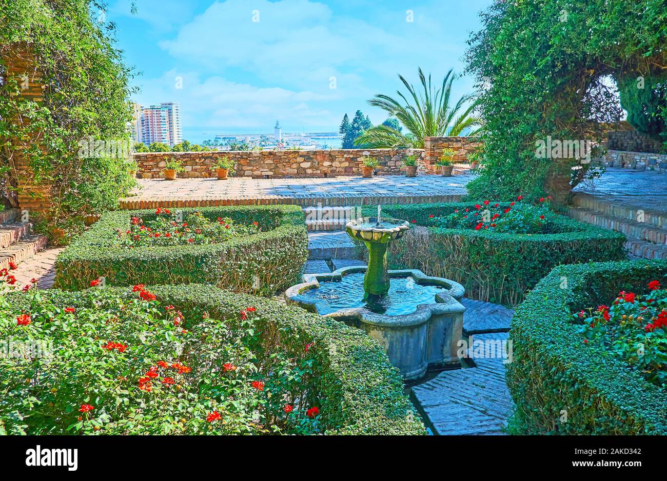 La Alcazaba Cuenta Con Jardin Y Patio De La Surtidores Terraza De Los Chorros De Agua Topiary Con Plantas Flores Fuentes Y Callejones Sombrios Fotografia De Stock Alamy