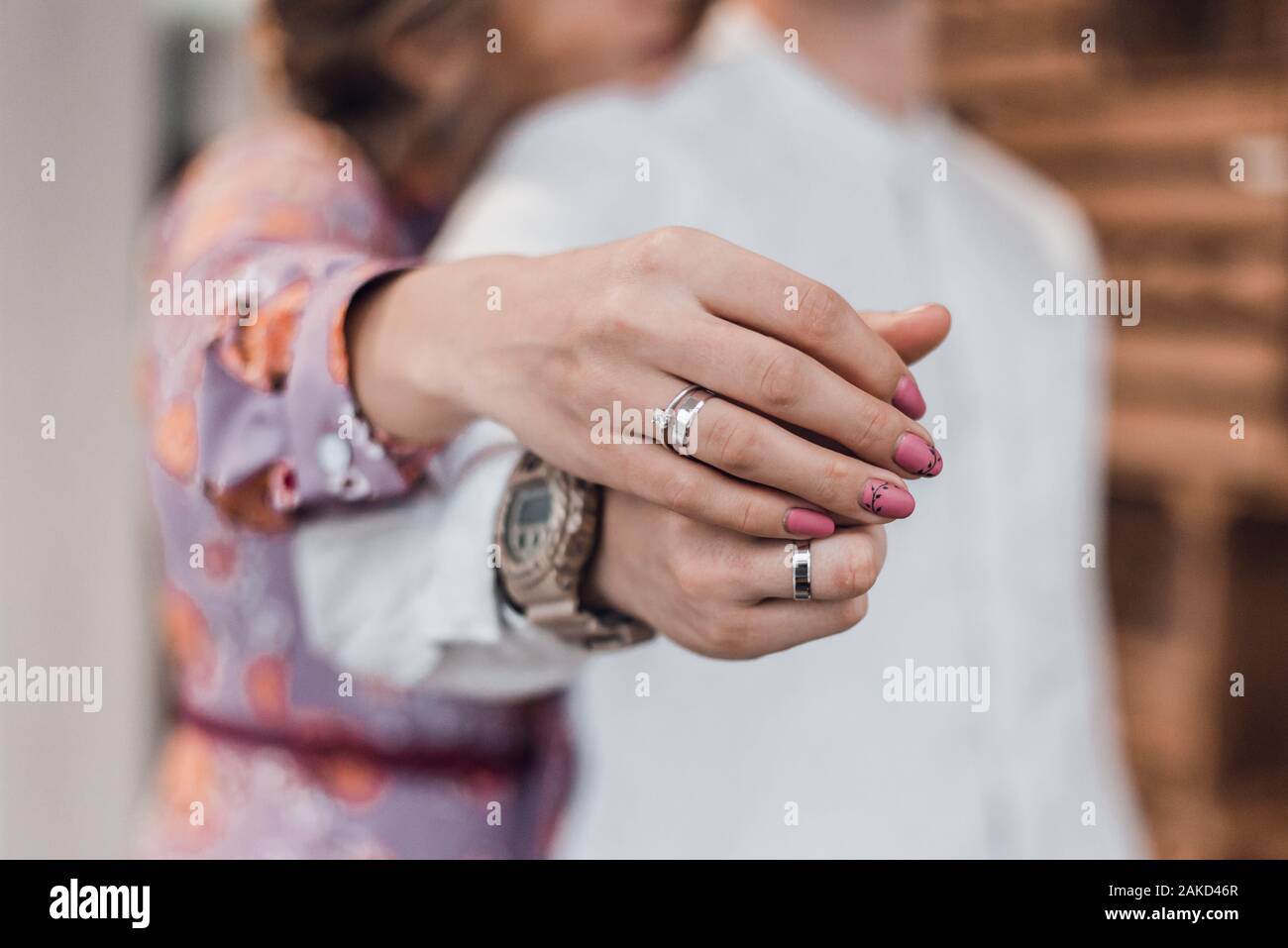 Una pareja romántica manos con anillos de boda Fotografía de stock - Alamy