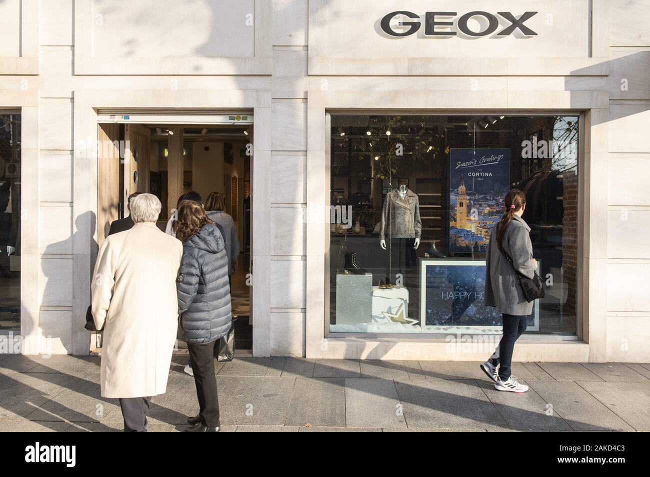 España. 31 dic, 2019. La marca italiana de calzado Geox tienda visto en España. Crédito: Budrul Chukrut SOPA/Images/Zuma Fotografía de stock - Alamy