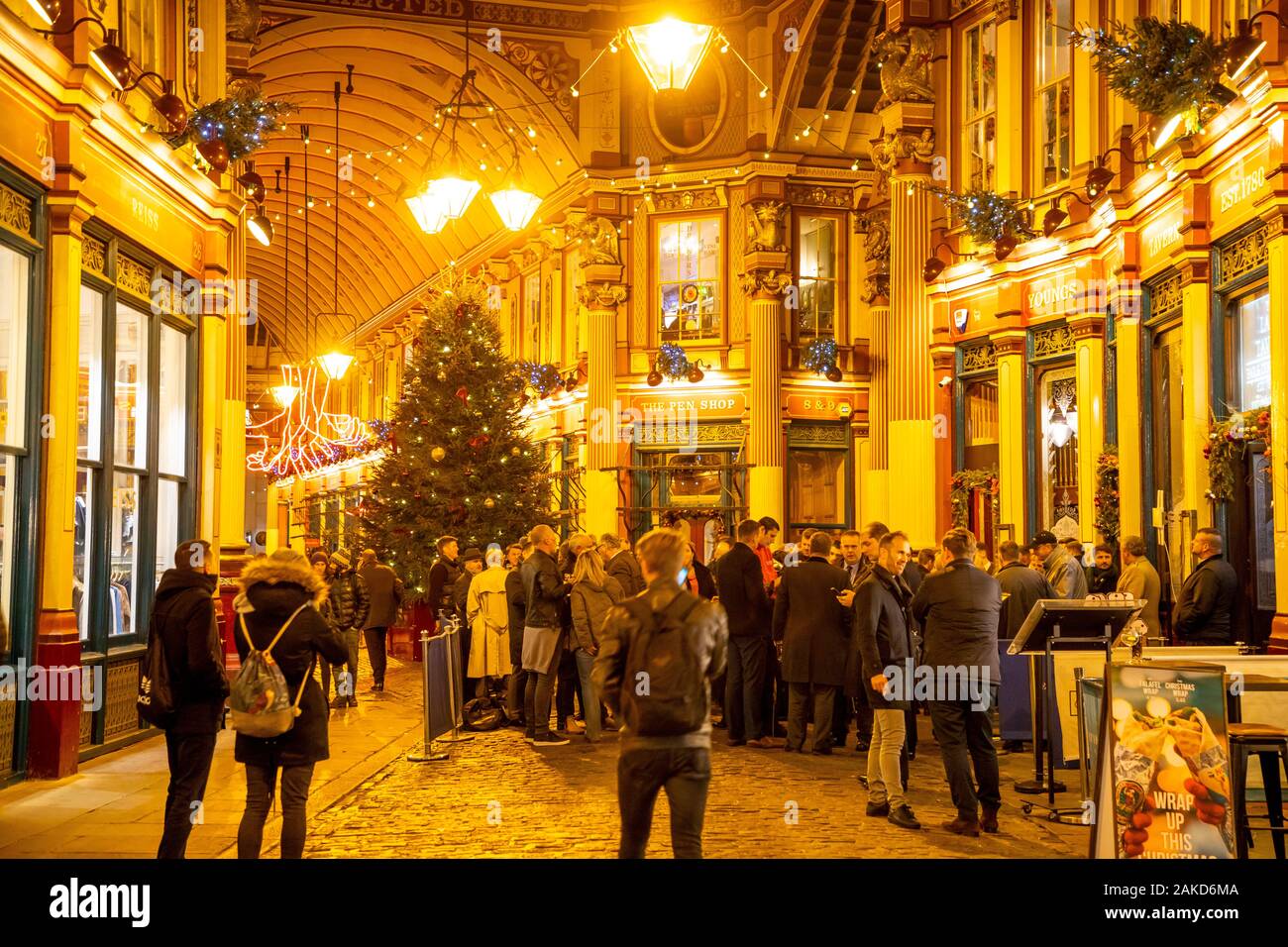 Mercado Leadenhall, tiempo de Navidad, pub, Londres, Reino Unido Foto de stock