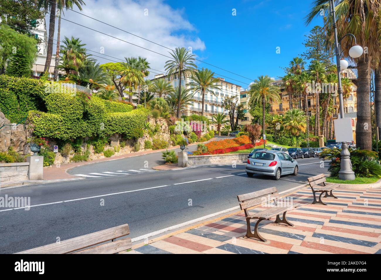 Vista de la carretera y colorida calle costera en San Remo. Liguria, Italia Foto de stock