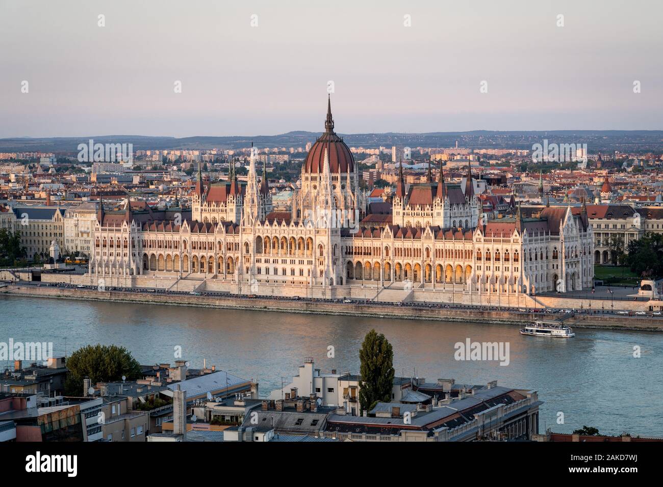Edificio del Parlamento húngaro al atardecer en Budapest, Hungría. Foto de stock