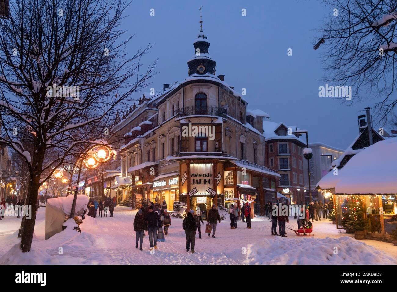 Gente paseando por la calle Krupowki en invierno. Zakopane, Polonia, Europa Foto de stock