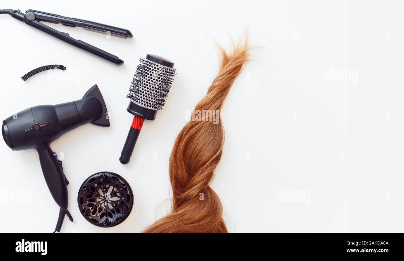 Conjunto de herramientas de pelo, plancha y secador de cepillo para peinado  y pelo rojo sobre blanco Fotografía de stock - Alamy