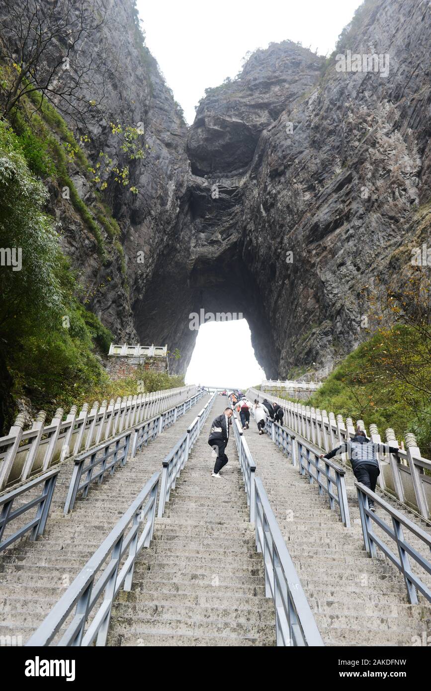 Los 999 pasos que conducen a la cueva de la Puerta del Cielo en la montaña  de Tianment en Zhangjiajie, China Fotografía de stock - Alamy