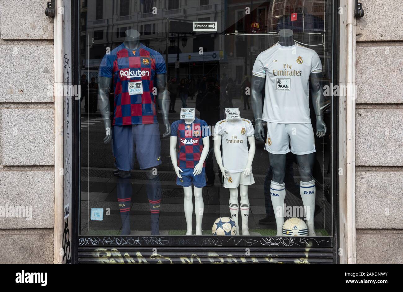 Una tienda muestra camisetas de equipos de fútbol profesional del club  español Real Madrid Club de Fútbol conocido comúnmente como el Real Madrid  y el Futbol Club Barcelona en España Fotografía de