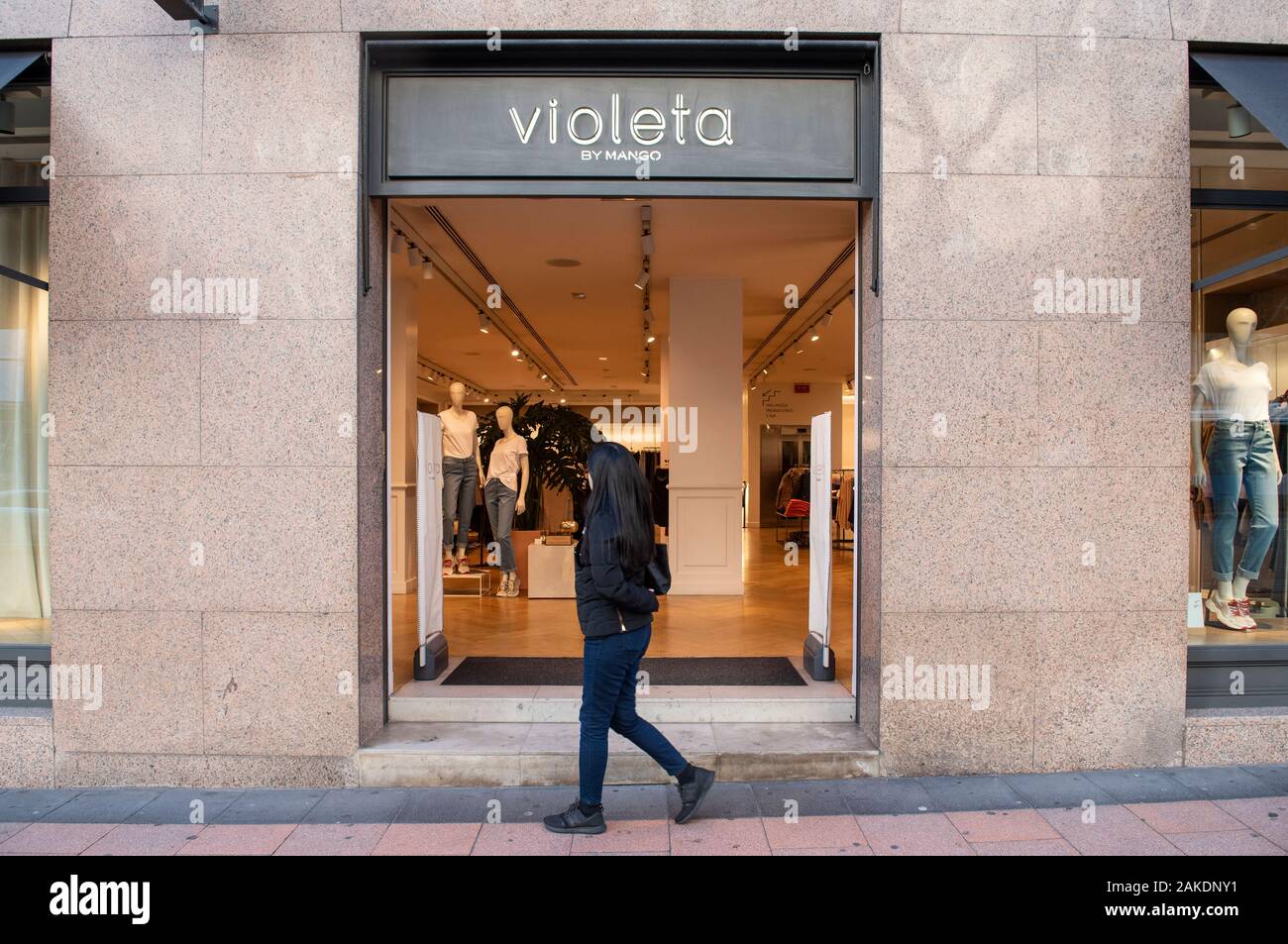 Marca ropa española propiedad de Mando, Violeta, visto en España Fotografía stock - Alamy