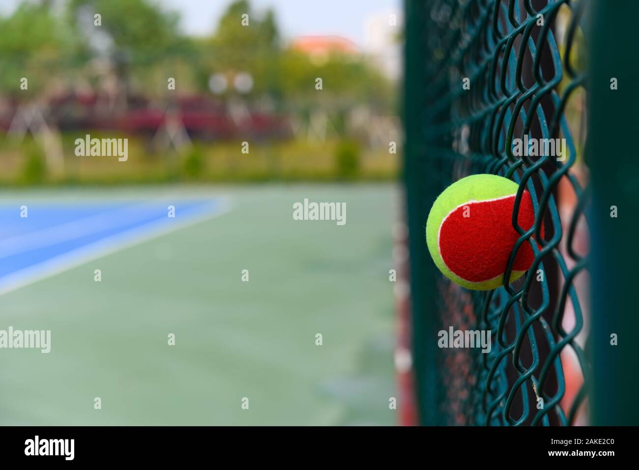 Pelota de Tenis pegada en la alambrada de una corte exterior Fotografía de  stock - Alamy