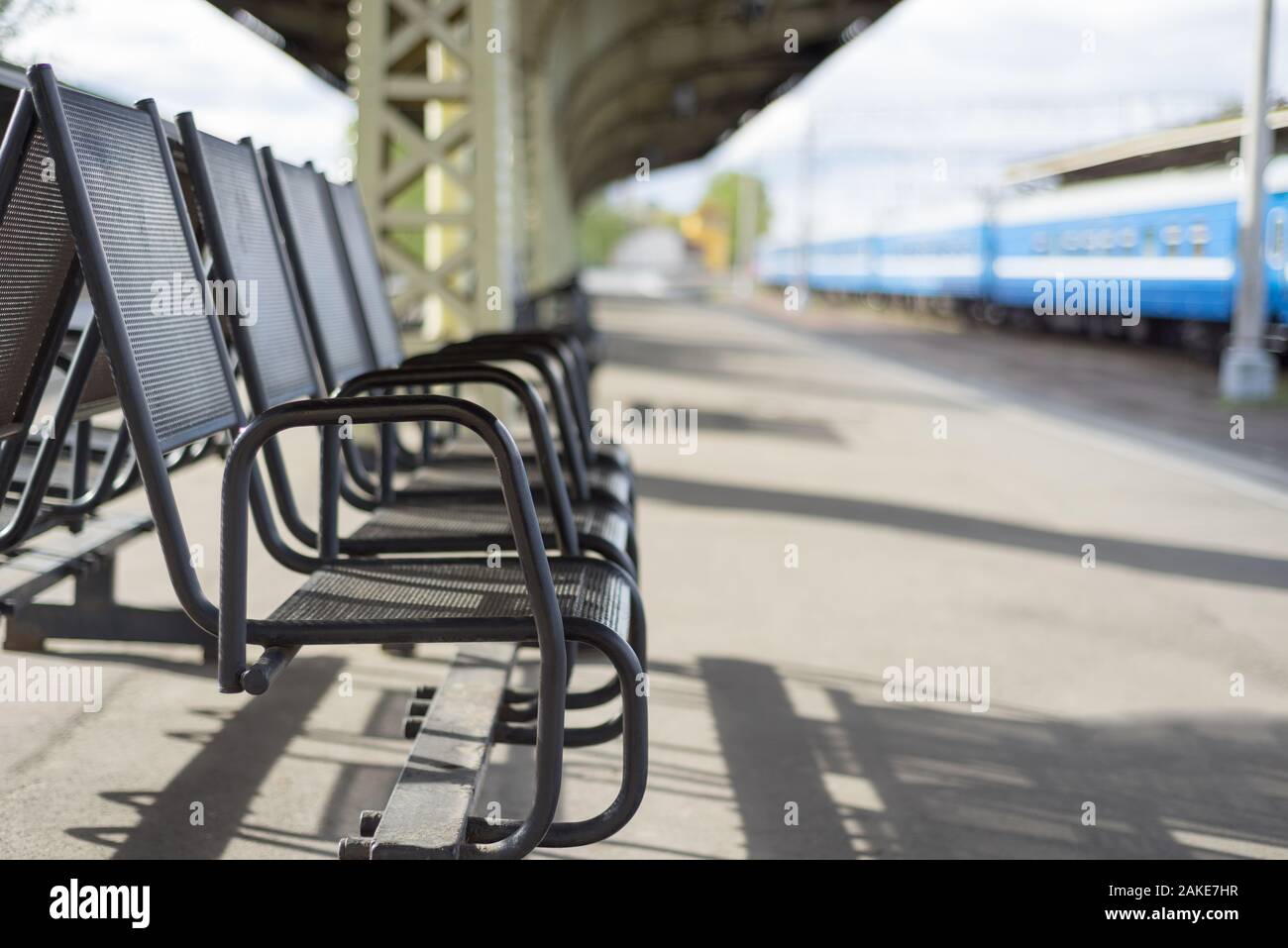 Imagen borrosa de silla de espera en zona estación de tren Fotografía de  stock - Alamy