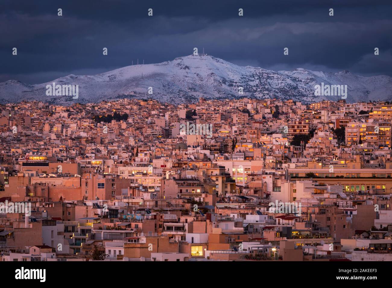 Vista del centro de Atenas y de montaña Penteli Areópago hill. Foto de stock