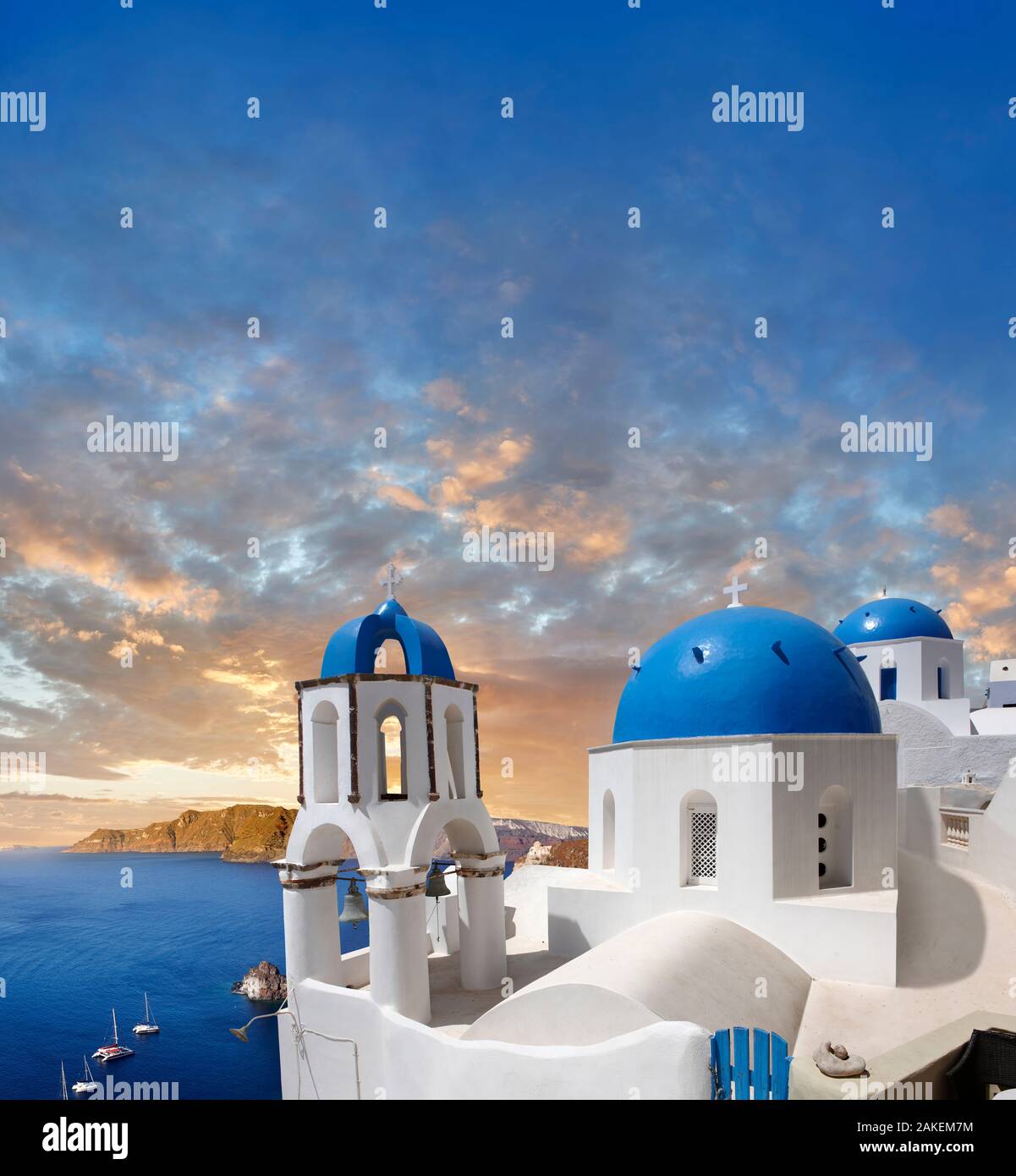 Puesta de sol sobre las iglesias ortodoxas griegas tradicionales de Oia (Ia), Cyclades Isla de Thira, Santorini, Grecia. La solución de la Oficina había sido mencionar Foto de stock