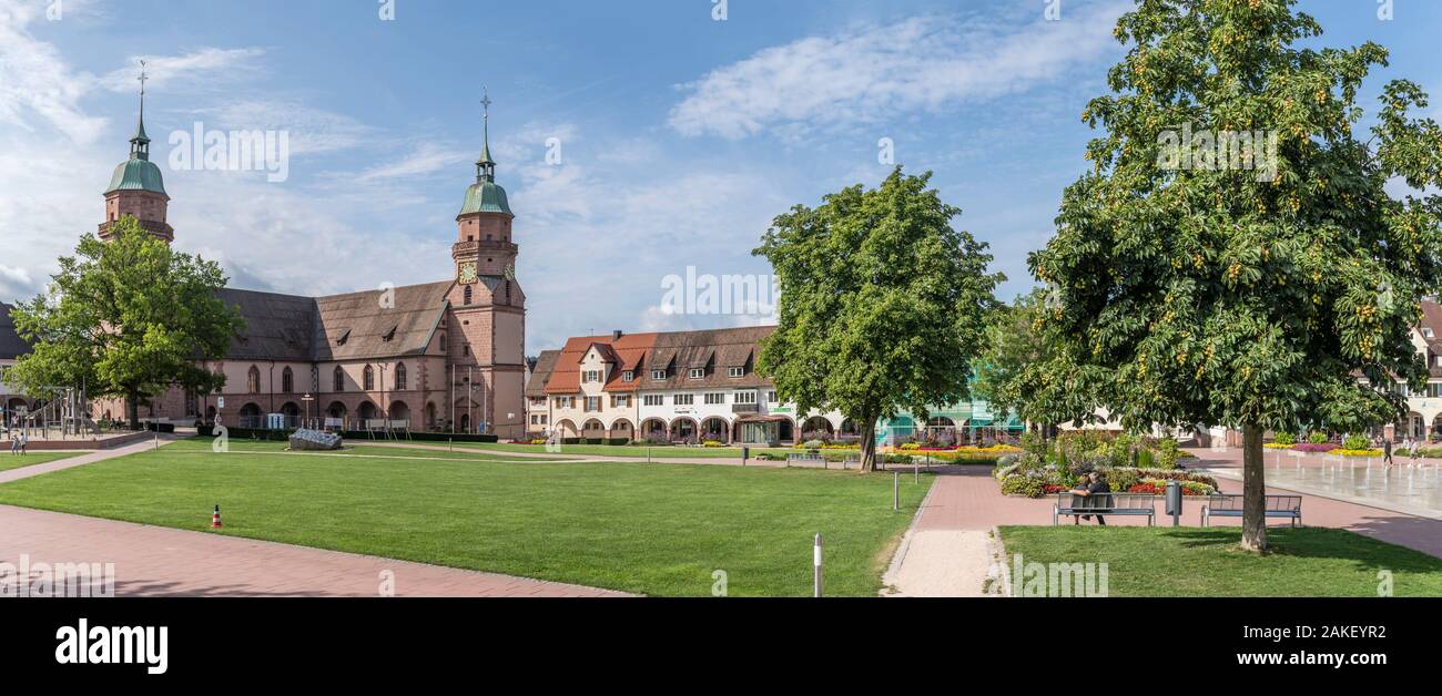 En Freudenstadt, Alemania - 01 de septiembre de 2019: el domingo por la mañana relajada ciudad con plaza y Stadtkirche Marketplatz iglesia y campanario en touristi Foto de stock