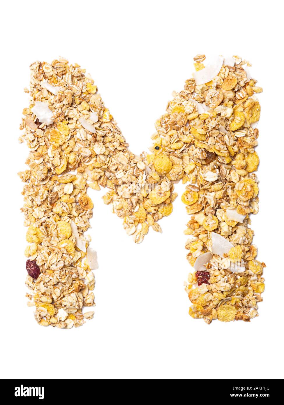 La letra M del alfabeto inglés muesli con coco, bayas, pasas, cereales