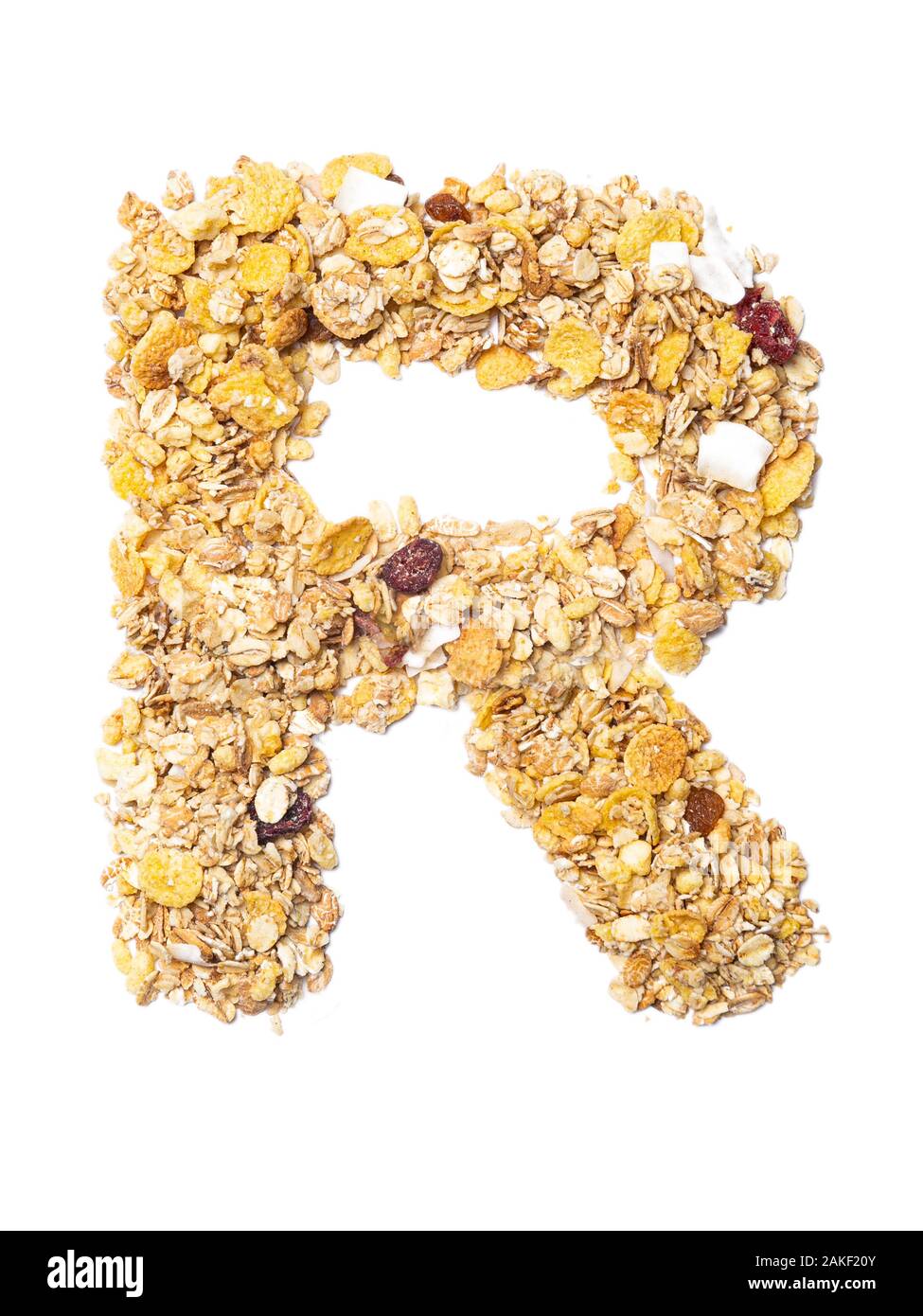 Letra R del alfabeto inglés muesli con coco, bayas, pasas, cereales y
