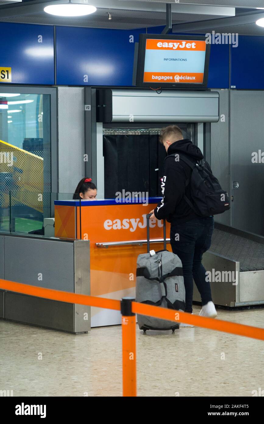 Easyjet pasajeros desk para el pasajero para comprobar en su especial o en  caso de tamaño sobredimensionado, equipaje, maletas / traje maleta.  Aeropuerto, Suiza. (115 Fotografía de stock - Alamy