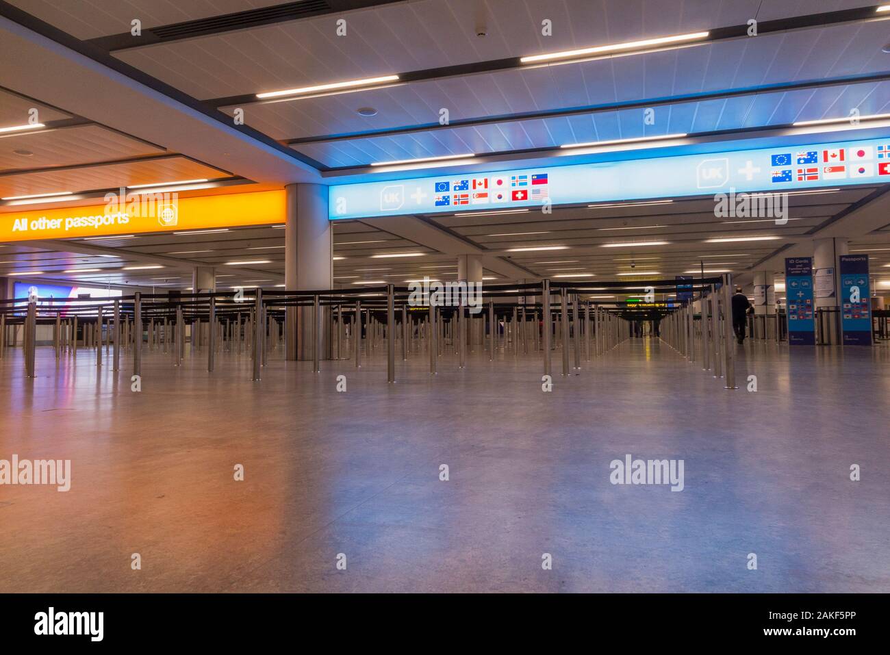 Pasaporte de inmigración y control de fronteras de encolamiento, zona de recepción / control de la cola de barreras, y UK Border force gates, en North terminal, Gatwick Airport. Londres. En el Reino Unido. (115) Foto de stock