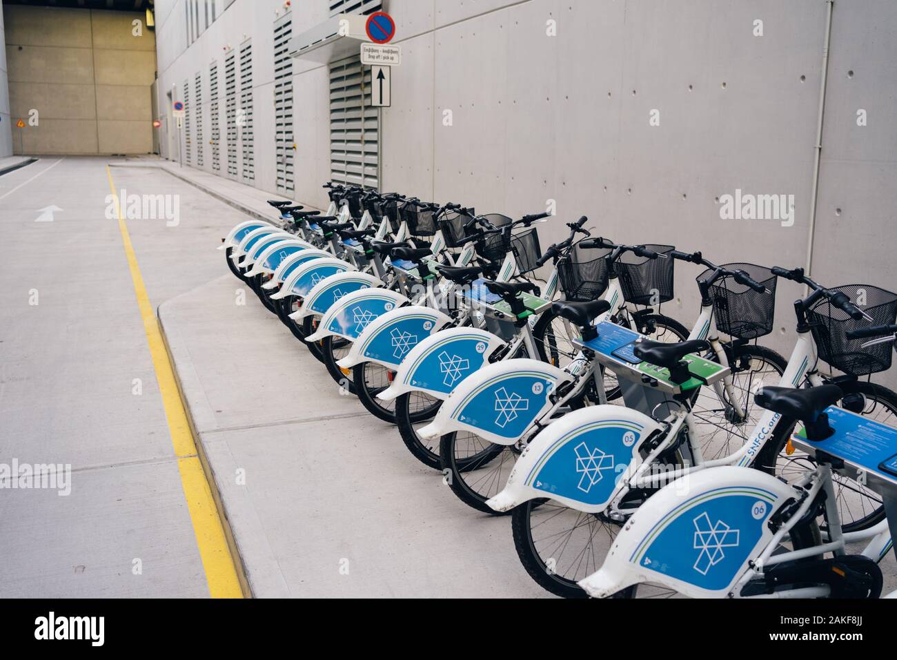 Atenas, Grecia - Dec 21, 2019: una fila de bicicletas de alquiler con  publicidad de SNFCC en sus soportes de acoplamiento en una calle de Atenas,  Grecia Fotografía de stock - Alamy