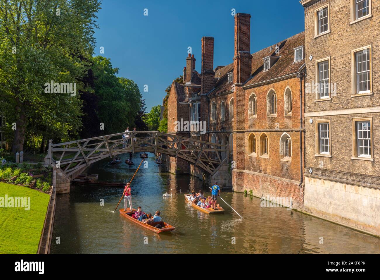 Reino Unido, Inglaterra, Cambridgeshire, Cambridge, River Cam, Queens' College, Mathematical Bridge, Punting Foto de stock