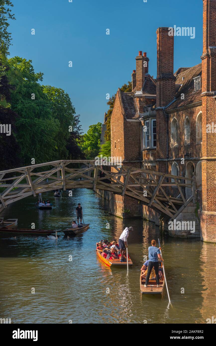 Reino Unido, Inglaterra, Cambridgeshire, Cambridge, River Cam, Queens' College, Mathematical Bridge, Punting Foto de stock