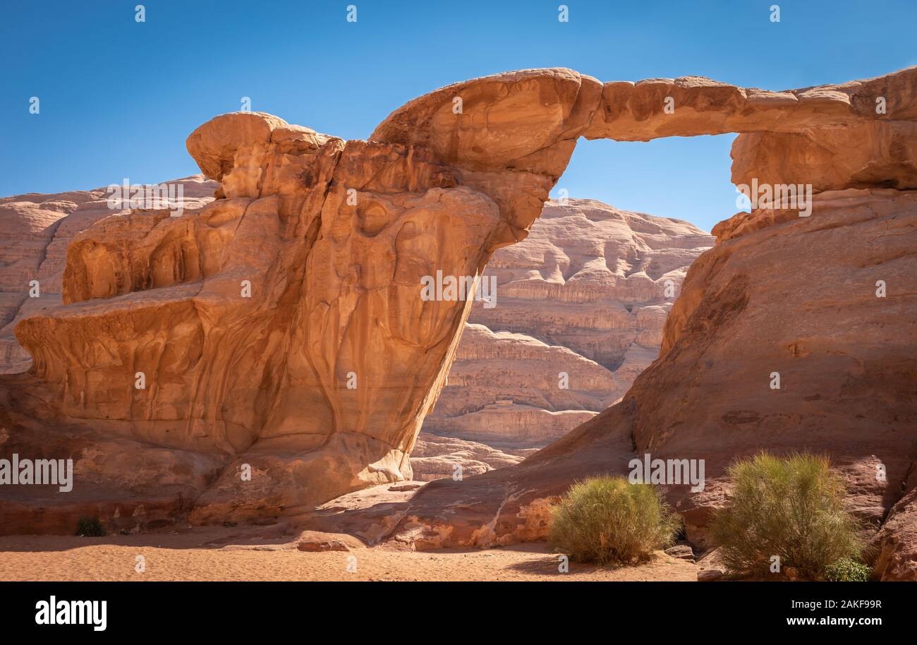 Um Fruth Puente de Piedra en Wadi Rum, Jordania Foto de stock