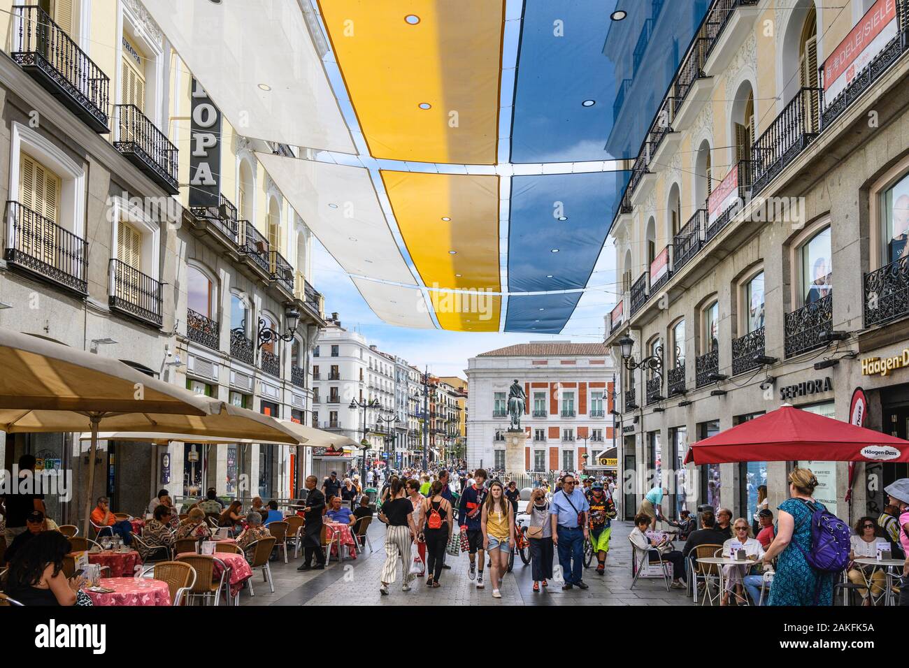 Cafés y gente de compras en la calle de Preciados, cerca de la Puerta del Sol, centro de Madrid, España. Foto de stock