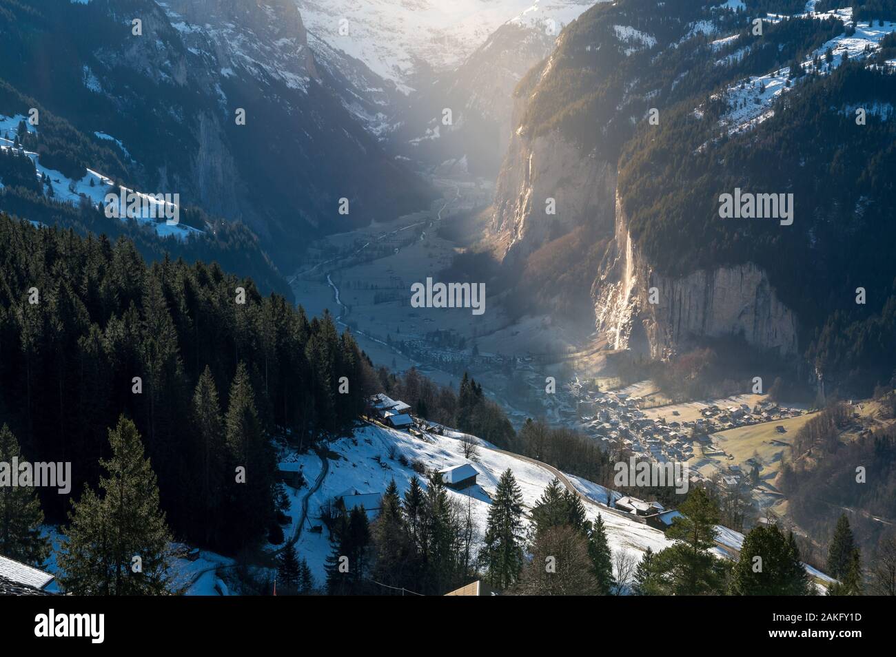 Una luz espectacular a lo largo de valle de Lauterbrunnen en una hermosa mañana de invierno Foto de stock
