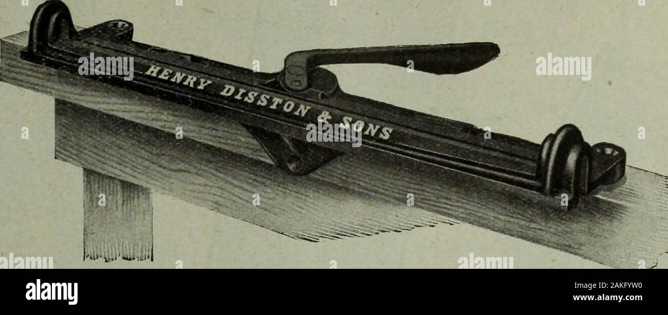 Merchandising Hardware Octubre-Diciembre 1910 . La Thos. Davidson Mfg. Co., Ltd., Montreal y Winnipeg DISSTONNo HARDWARE Y METAL. 5 HANDYSAW ABRAZADERA. Este nº 5 Handy vio abrazadera se ha diseñado con el fin de convertirla en luz, fuerte, durable andso compacto que llevará .El espacio mínimo posible en una herramienta-pecho. El material es hierro gris. Las bóvedas están reforzadas para darle la fuerza necesaria cuando sea necesario. La palanca excéntrica para apretar los permisos de acción rápida y positiva. Hay tres puntos de presión sobre la mandíbula, buen contacto con la cuchilla es obtenido a lo largo de theentire Foto de stock