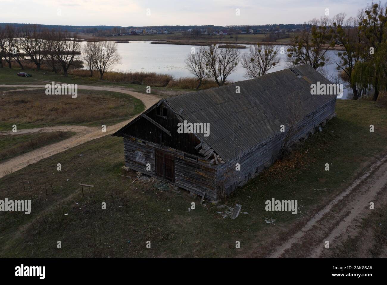 Una antigua casa de madera abandonada en un pueblo ucraniano Foto de stock
