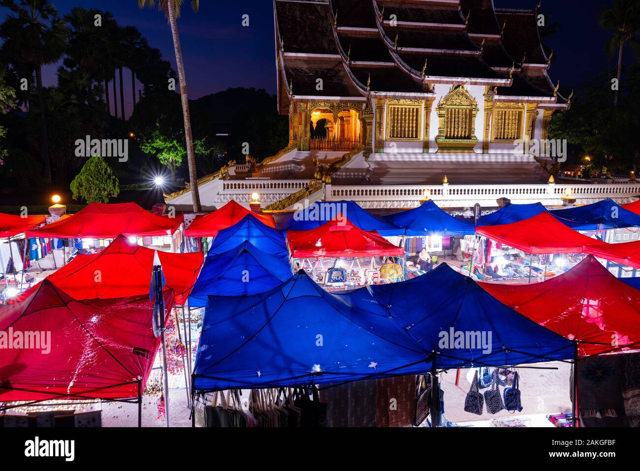 Vista del mercado nocturno, en Luang Prabang, Laos, con Wat Ho Pha Bang en el fondo. Foto de stock