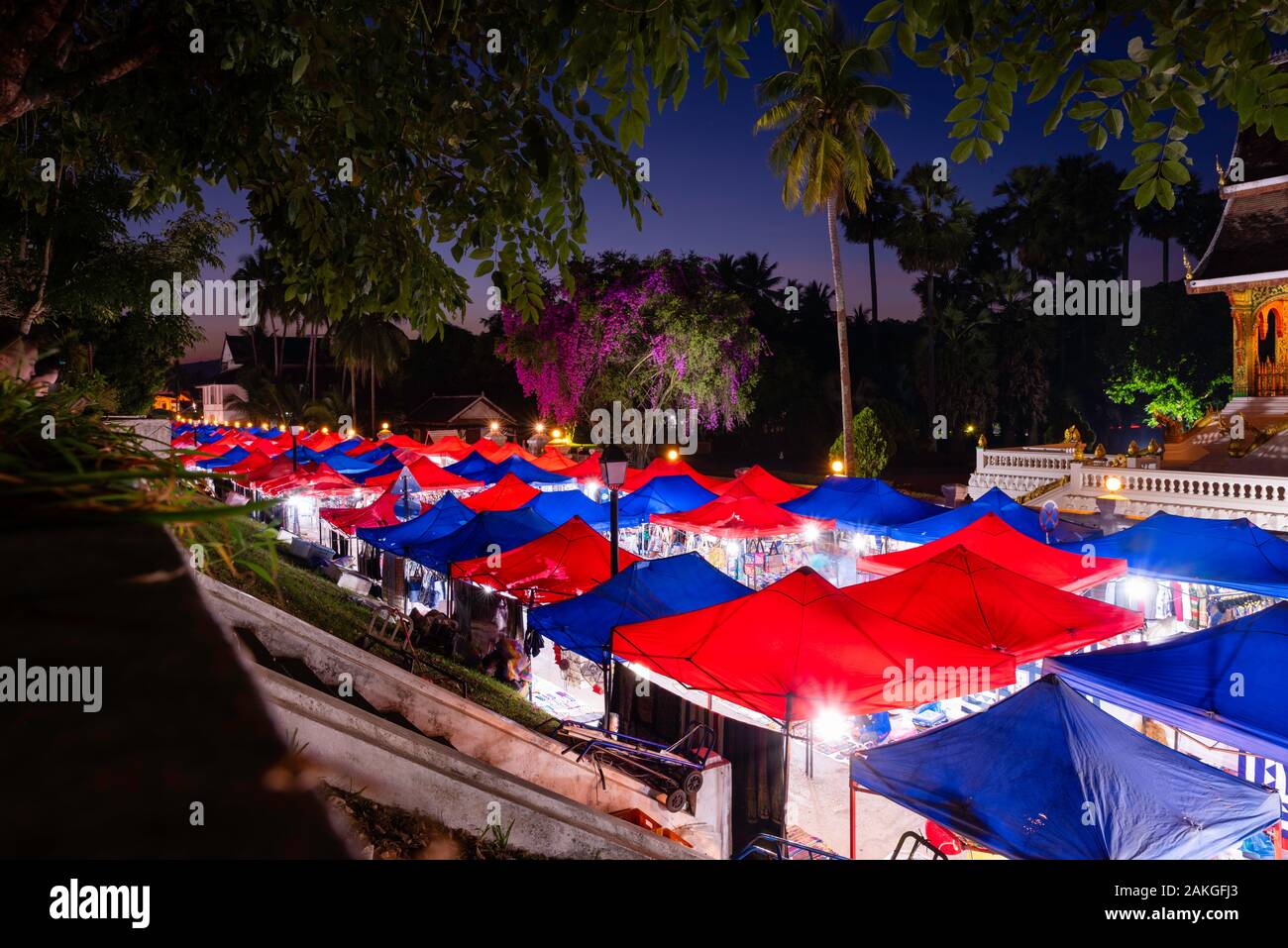 Vista del mercado nocturno, en Luang Prabang, Laos, con Wat Ho Pha Bang en el fondo. Foto de stock