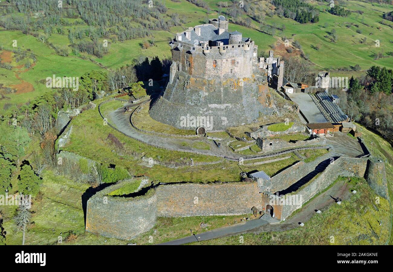 Francia, Puy de Dôme, el parque natural regional de los volcanes de Auvergne, el castillo de Murol (vista aérea) Foto de stock