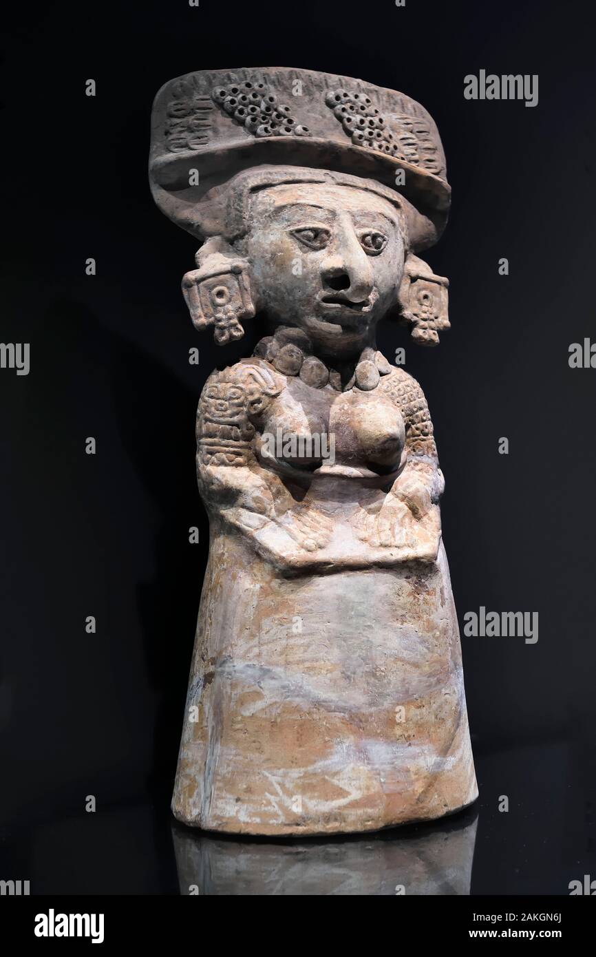 Chile, Santiago de Chile, el Museo Chileno de Arte Precolombino, cerámica estatuilla de una mujer (cultura Maya, AD 300-900) Foto de stock