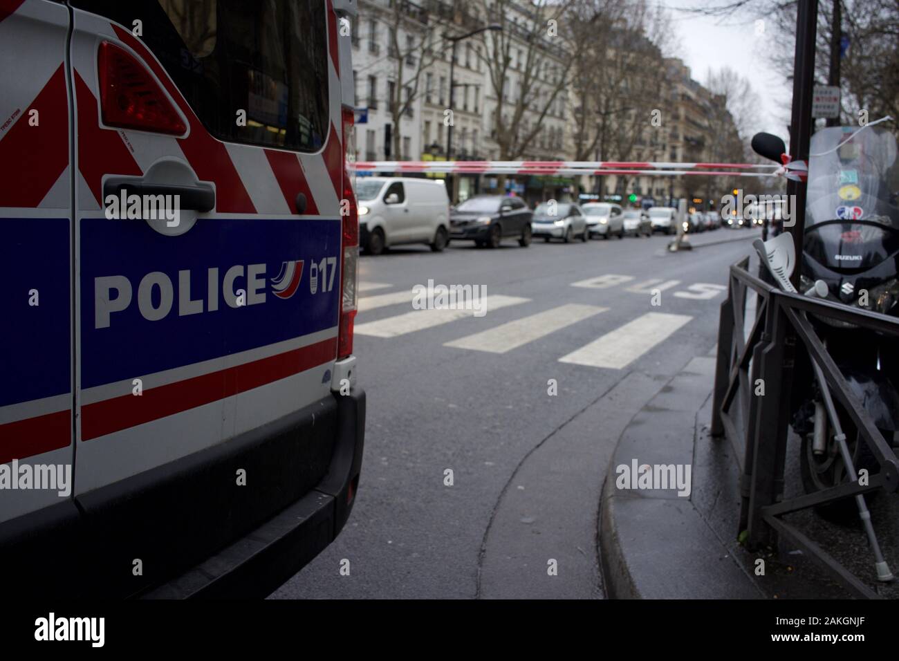 La policía francesa Van y cordón bloquear carretera al tráfico en previsión de protestas debido a propuestas de reformas de pensiones, el viaje se interrumpió durante la huelga (la grève), boulevard Barbès, 75018 París, Francia, el 9 de enero de 2020 Foto de stock
