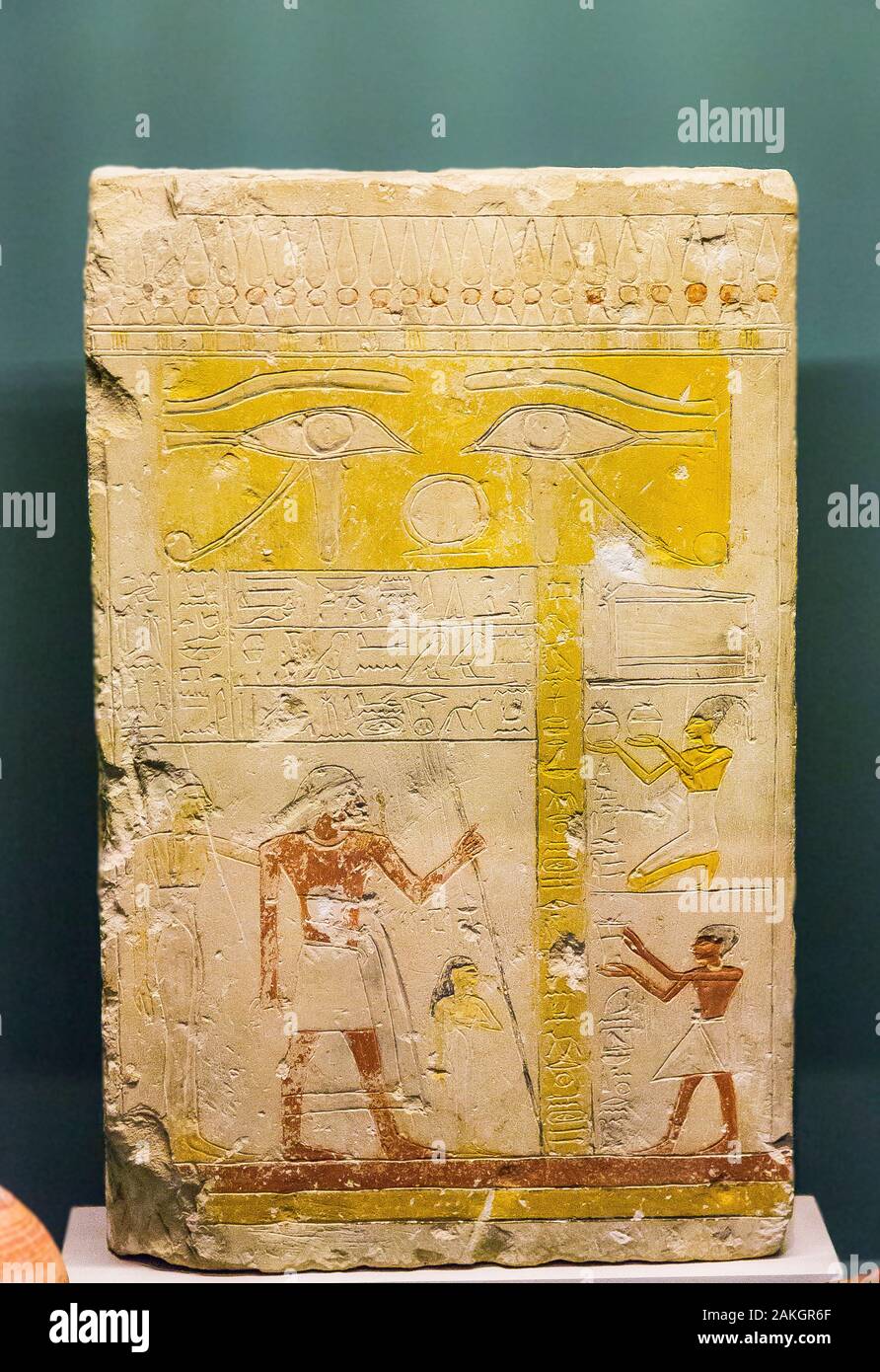 Visita de apertura de la exposición 'Sésostris III, pharaon de légende”, Lille, Francia. .Estela de Anou, piedra caliza, con una sirvienta extranjera. Foto de stock