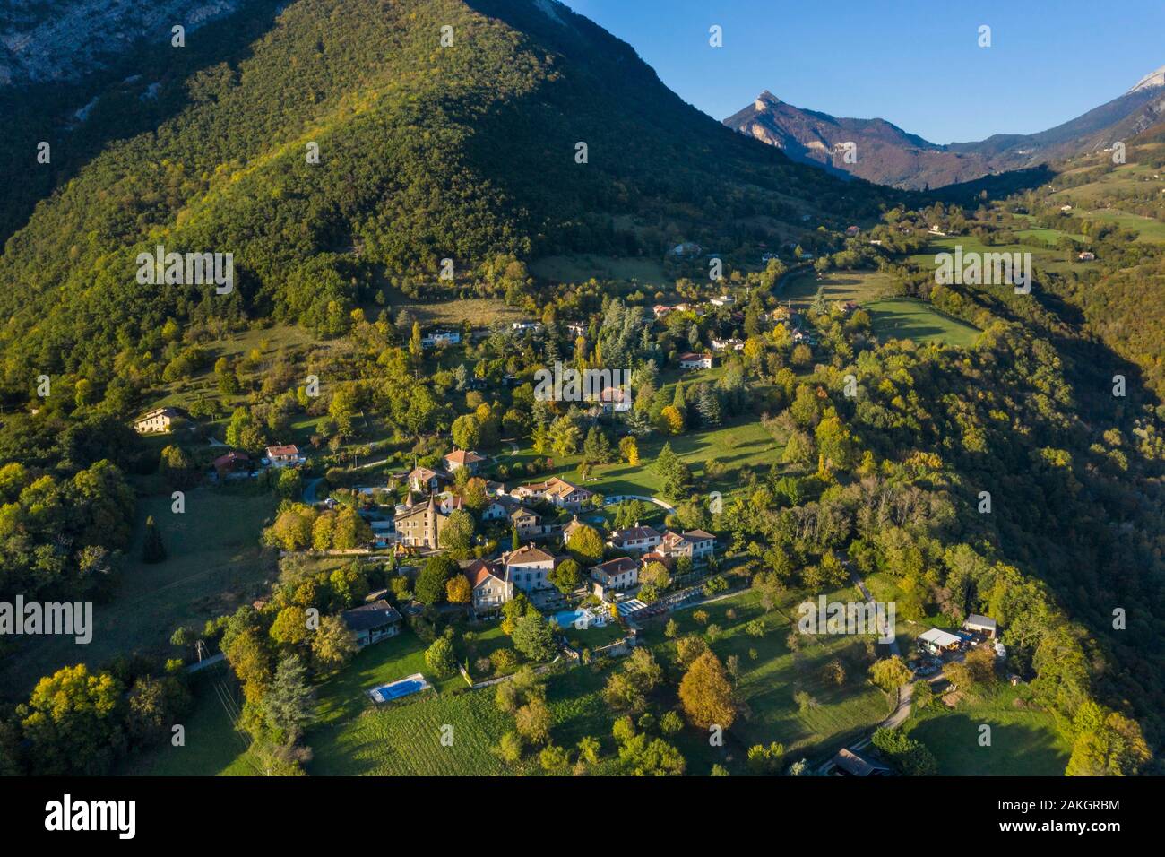 Francia, Isere, Chartreuse montaña, Saint-Martin-le-Vinoux, cerca de Grenoble, Narbona village (antena shot) Foto de stock