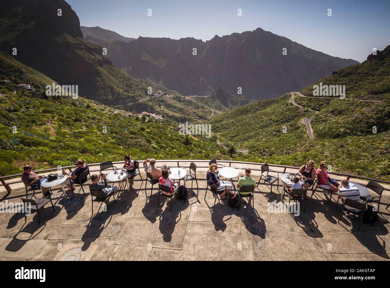 España, Islas Canarias, Tenerife, Masca, Mirador de la Cruz de Hilda, los  visitantes al mirador de cafe sobre Masca Fotografía de stock - Alamy