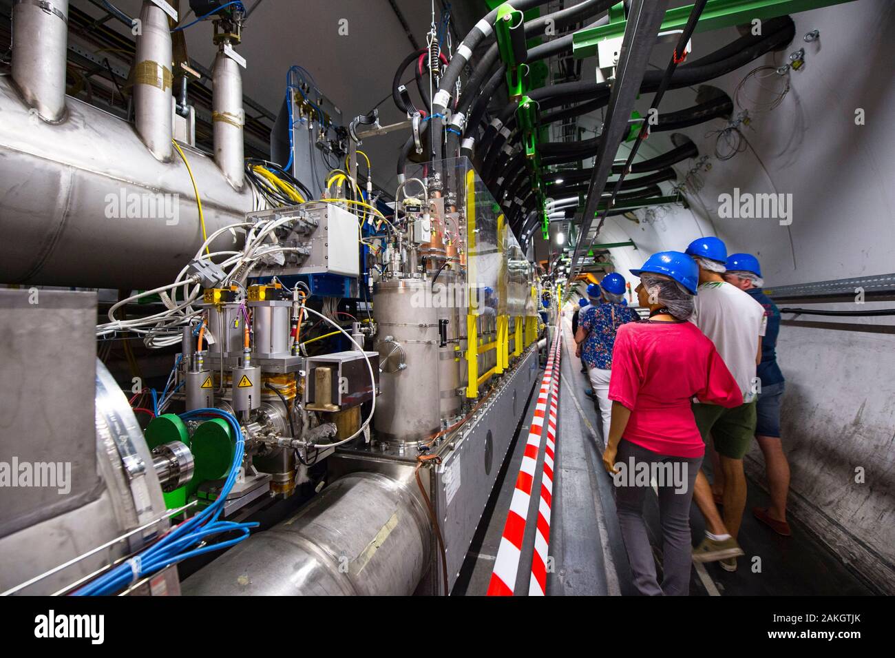 Francia, Suiza, CERN, puerta abierta, visita a los 26.659 km de túnel que  alberga el acelerador de partículas LHC: Large Hadron Collider el tubo  contiene los electromagnetos superconductores Fotografía de stock - Alamy