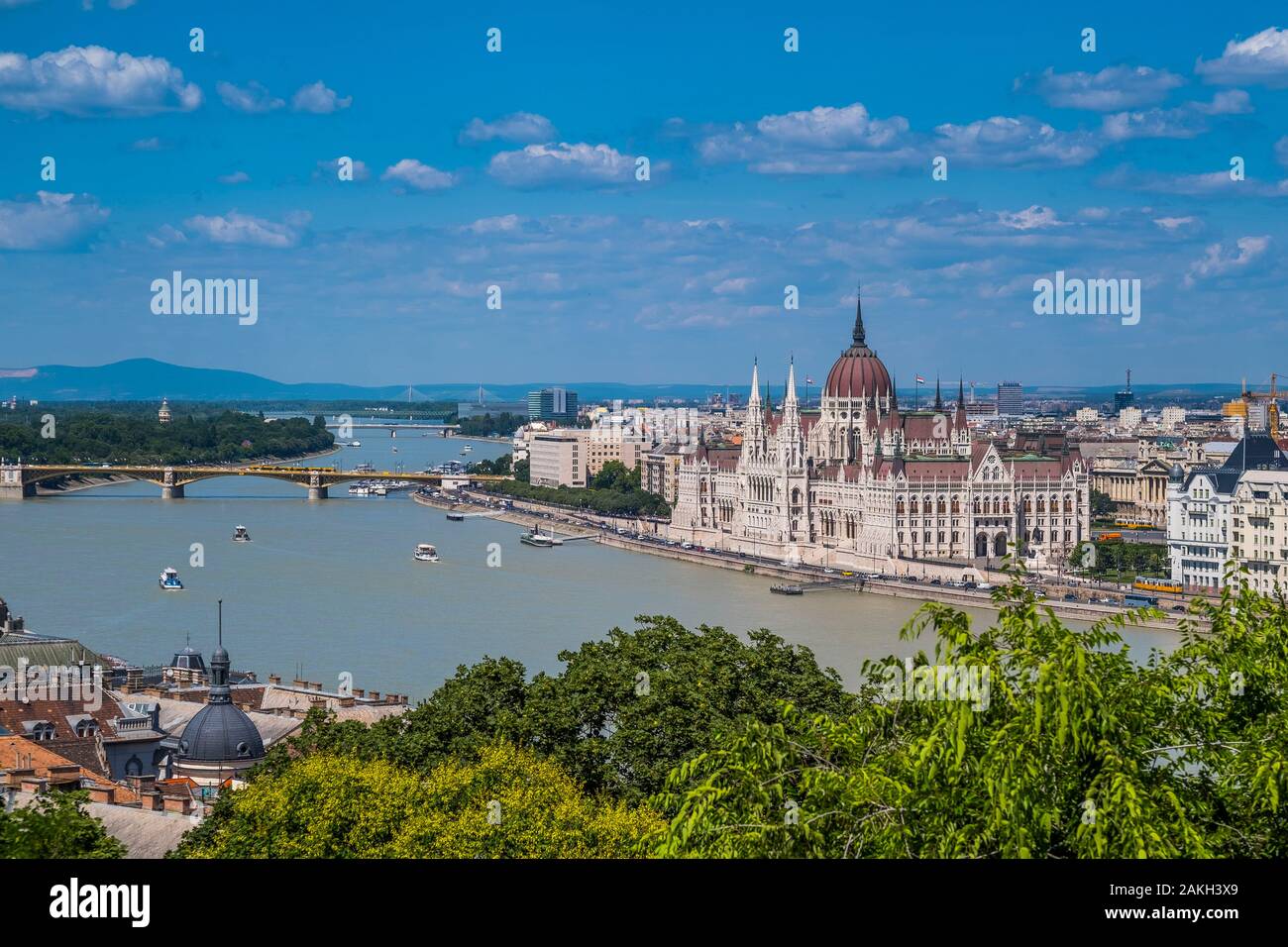 Hungría, en Budapest, en vista del Parlamento húngaro (Patrimonio de la Humanidad de la UNESCO) y el distrito de plagas Foto de stock