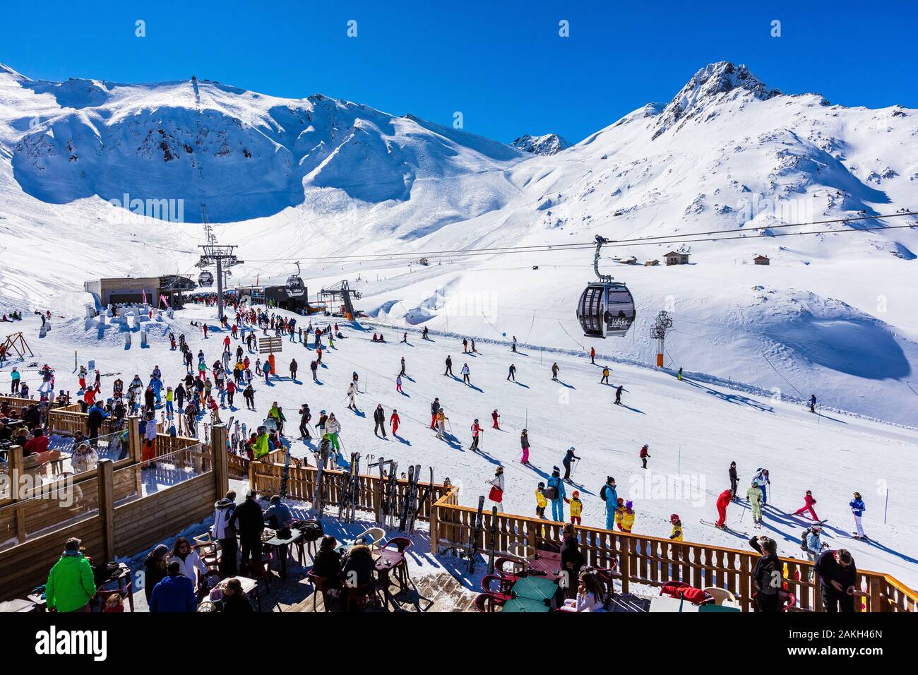 Francia, Savoie, Valfrejus, Maurienne, el Plateau d'Arrondaz (2222m) con una vista de Punta Bagna (2737m) y los teleféricos de Arrondaz Foto de stock
