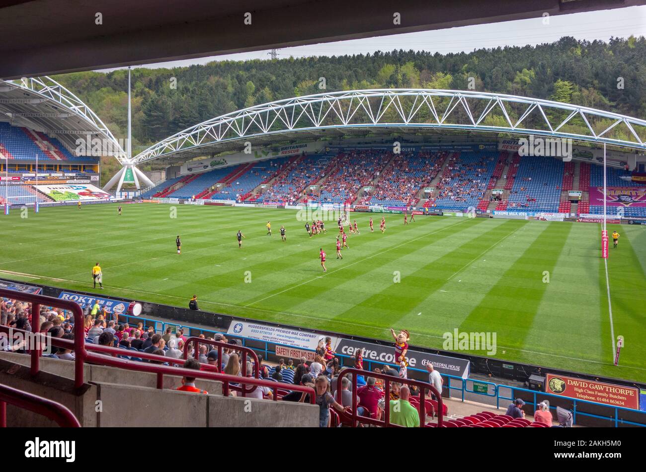 Vista desde las gradas de un partido entre la Liga de Rugby Huddersfield Giants y Broncos de Londres, John Smith's Stadium, Huddersfield, West Yorkshire, Reino Unido Foto de stock