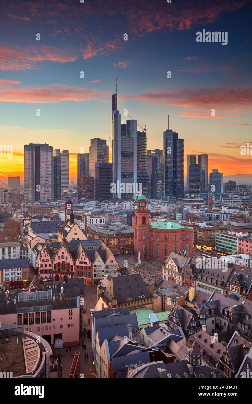 Frankfurt am Main, Alemania. Antena imagen del paisaje urbano de Frankfurt am Main skyline durante el hermoso atardecer. Foto de stock