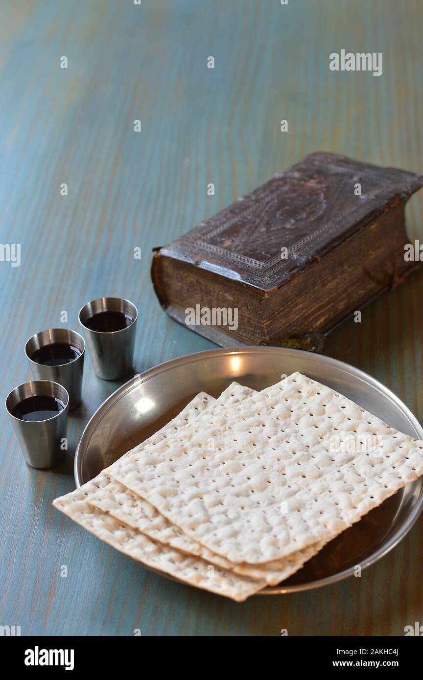 La Cena del Señor con pan, vino y una biblia antigua Foto de stock