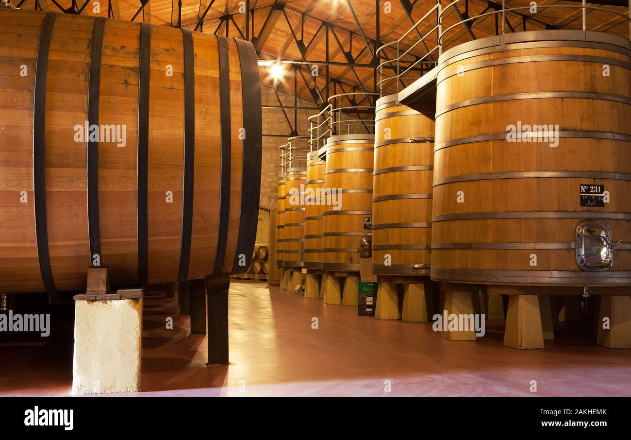Vino De Roble Vats De Envejecimiento En Una Bodega Rioja, España Foto de stock