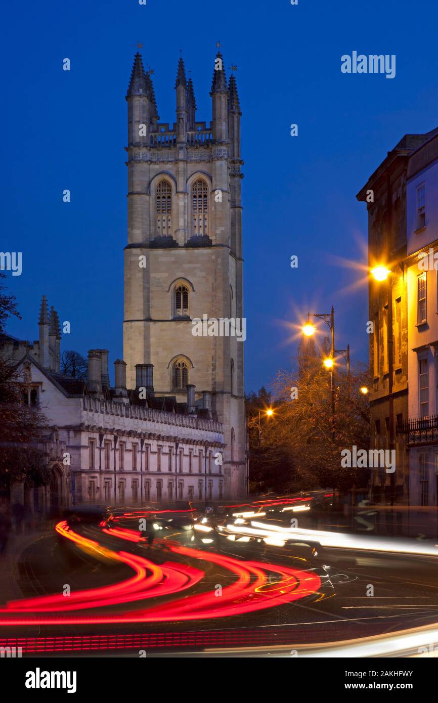 Escena nocturna del tráfico que fluye pasado el Magdalen College Oxford, Oxfordshire, Inglaterra Foto de stock