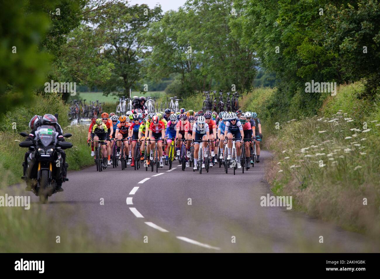 2019 prestigiosa carrera ciclista OVO ENERGY Women de Gran Bretaña viajando a través de cotswold etapa Foto de stock