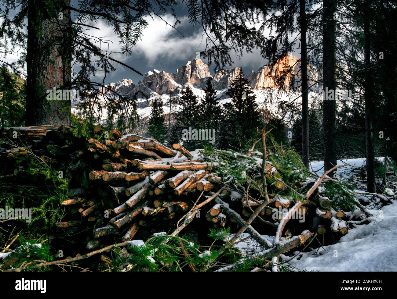 Carezza en los Dolomitas tras la fuerte tormenta Foto de stock